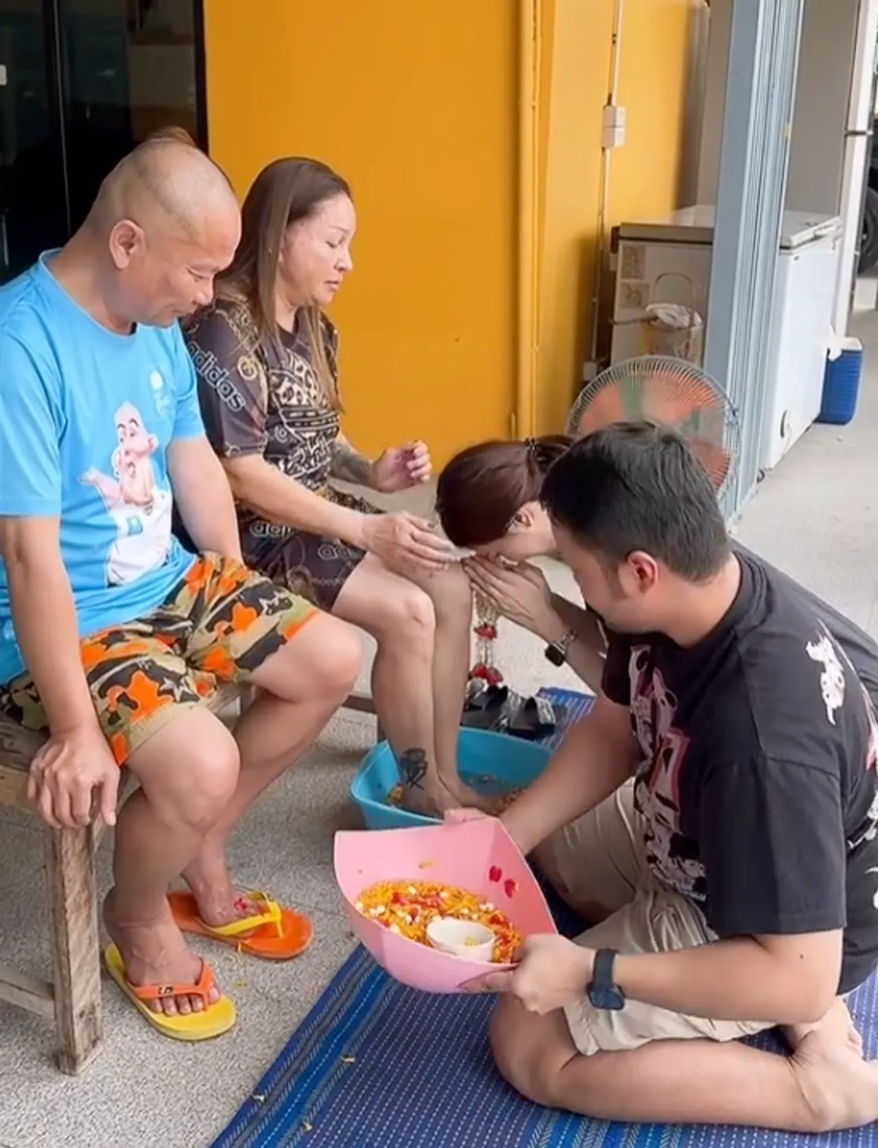 มด เมียหม่ำ ซึ้งใจกลั้นน้ำตาไม่อยู่ ลูกชายพาแฟน รดน้ำ-ล้างเท้า ขอพรพ่อกับแม่