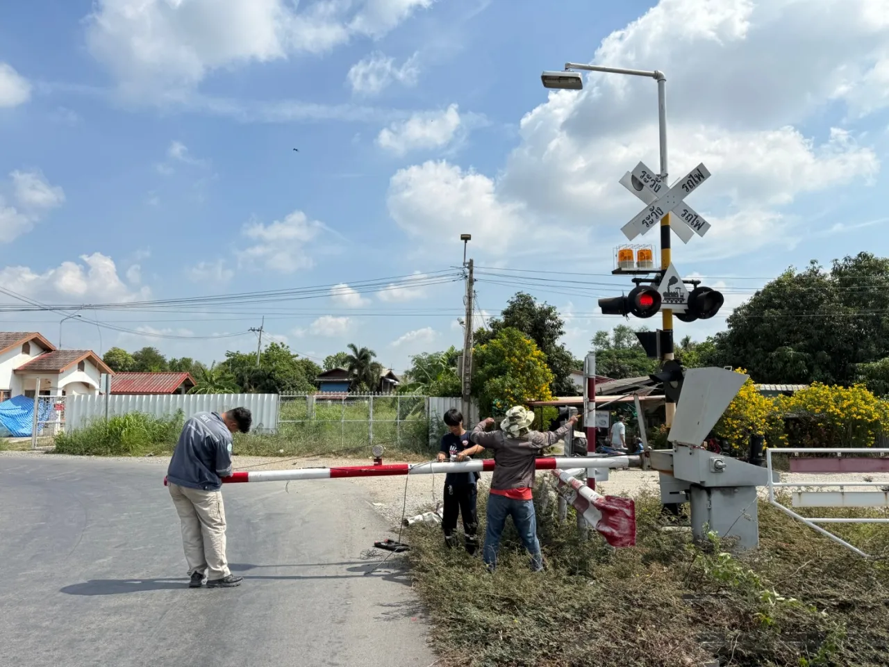 เร่งตรวจสอบ ซ่อมเครื่องกั้นชำรุด ระหว่างสถานีชุมทางฉะเชิงเทรา – ดอนสีนนท์