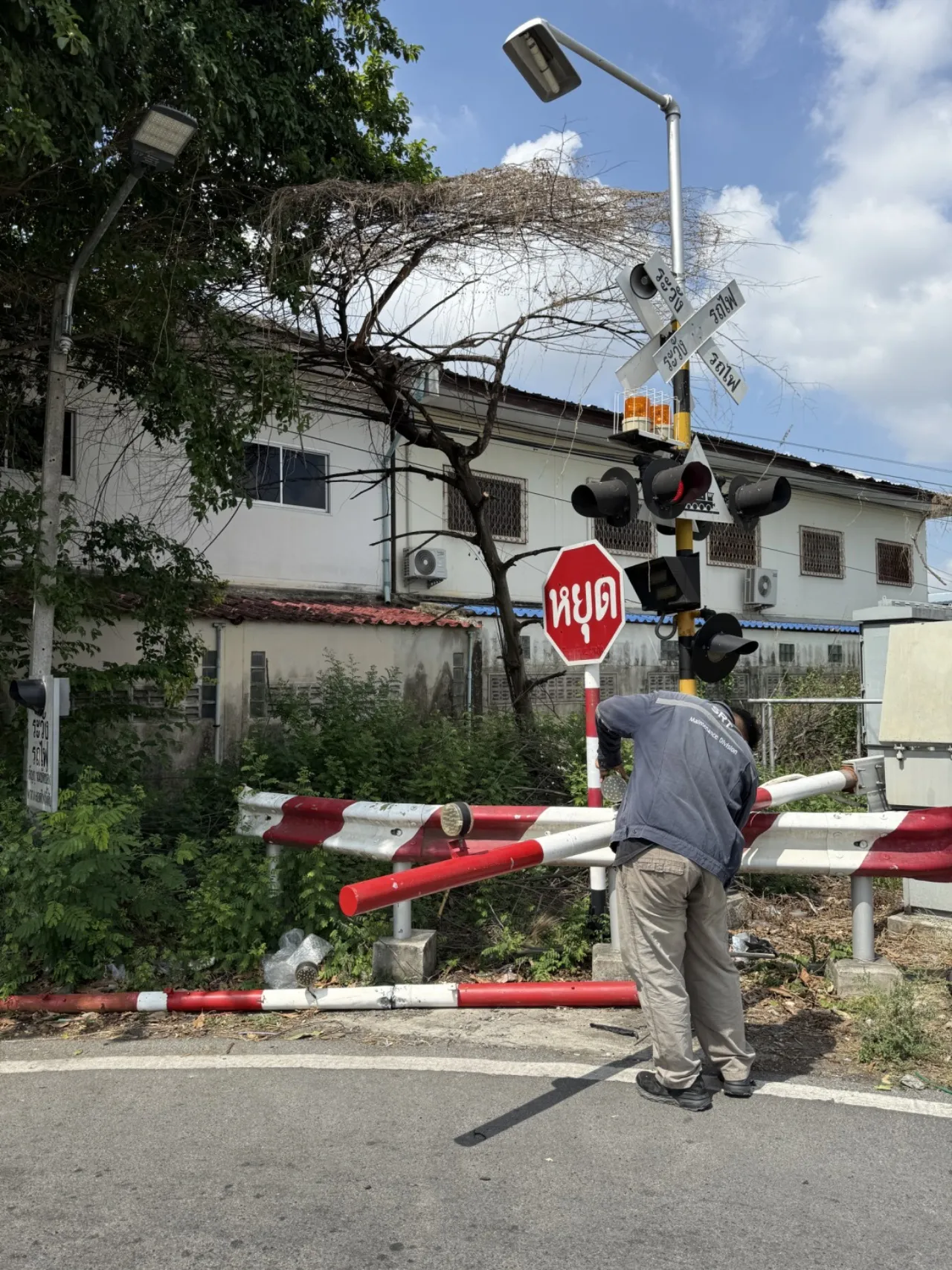 เร่งตรวจสอบ ซ่อมเครื่องกั้นชำรุด ระหว่างสถานีชุมทางฉะเชิงเทรา – ดอนสีนนท์