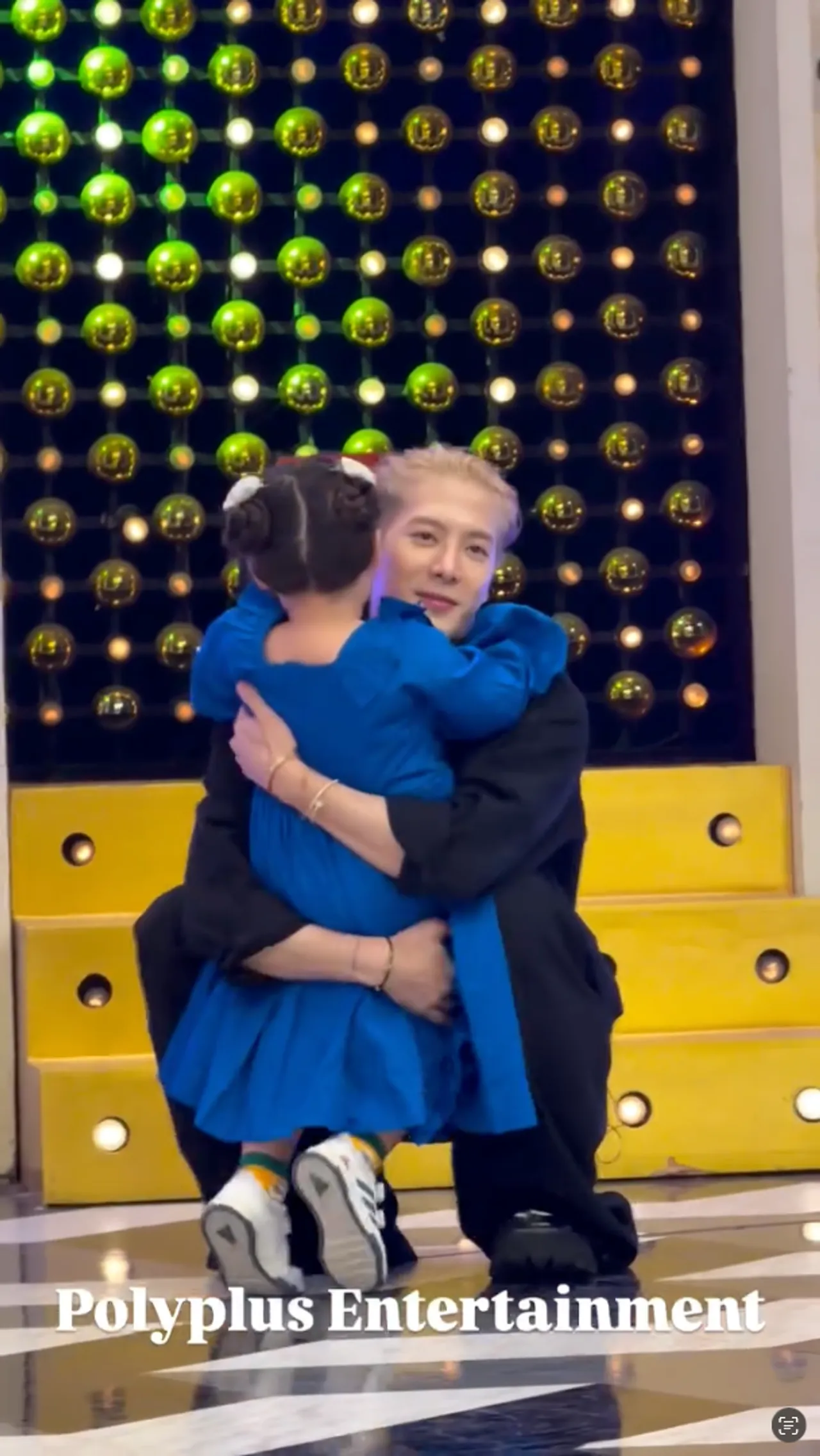 โมเมนต์น่ารัก แจ็คสัน หวัง อุ้ม น้องเกล แฟนๆ แซวสุดในรุ่น ชนะ 10 ทิศ (คลิป)