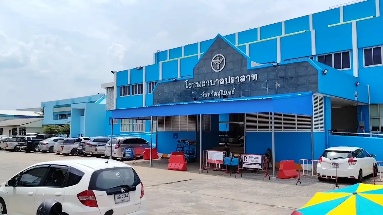 รพ. แจงดราม่า "คนไข้" ต่อแถวตากแดดนอกอาคาร รอคิวรักษา ชี้อยู่ในช่วงการปรับปรุง