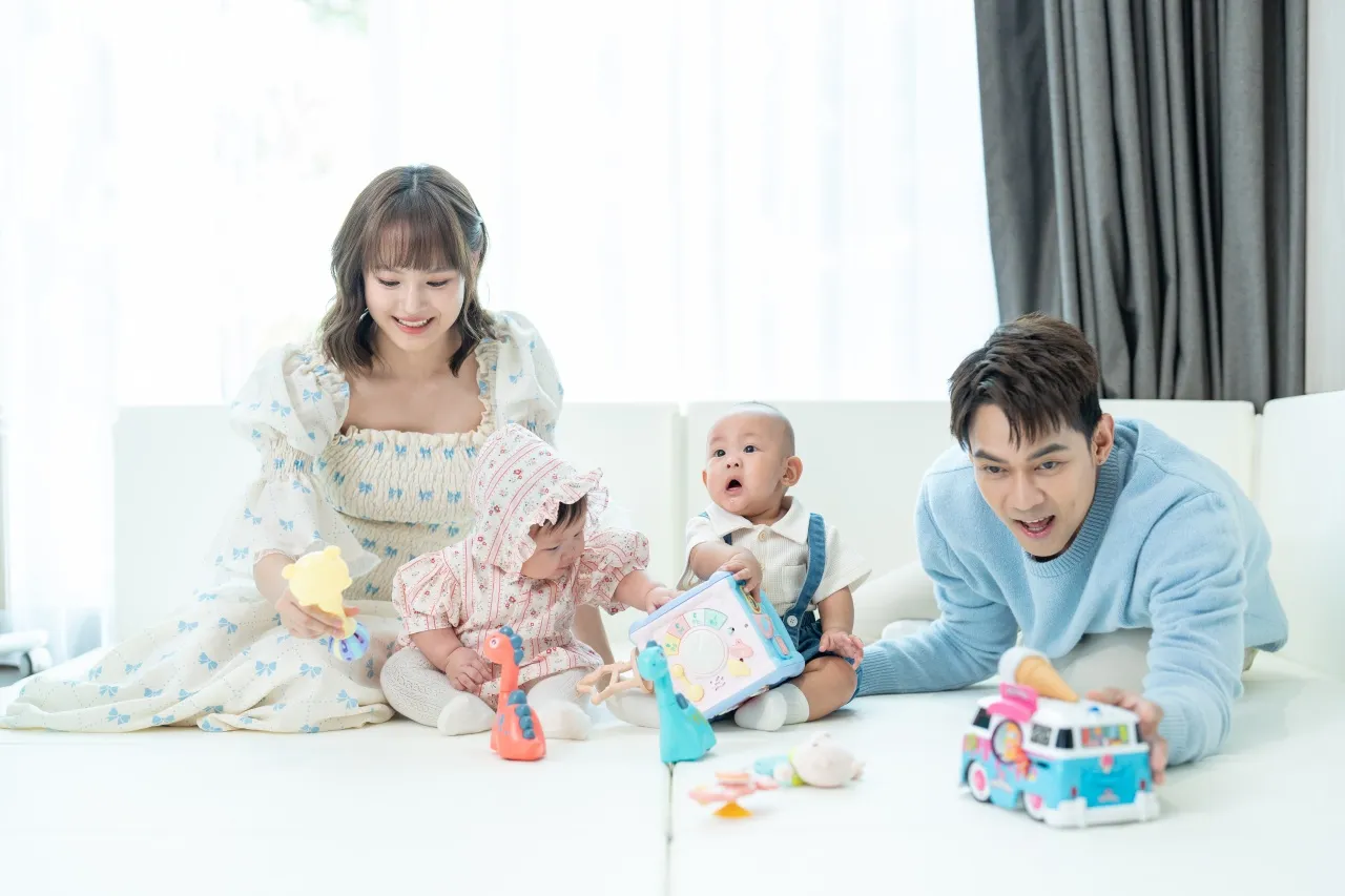 ส่องความน่ารัก น้องลิกก้า-น้องโรร่า ถ่ายแบบสุดคิ้วท์กับพ่อแดน แม่แพทตี้