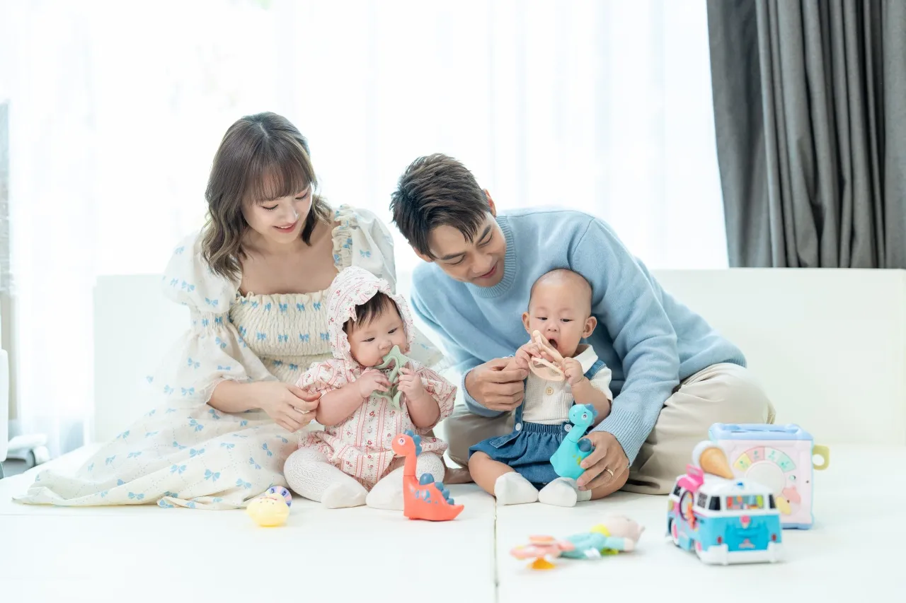 ส่องความน่ารัก น้องลิกก้า-น้องโรร่า ถ่ายแบบสุดคิ้วท์กับพ่อแดน แม่แพทตี้