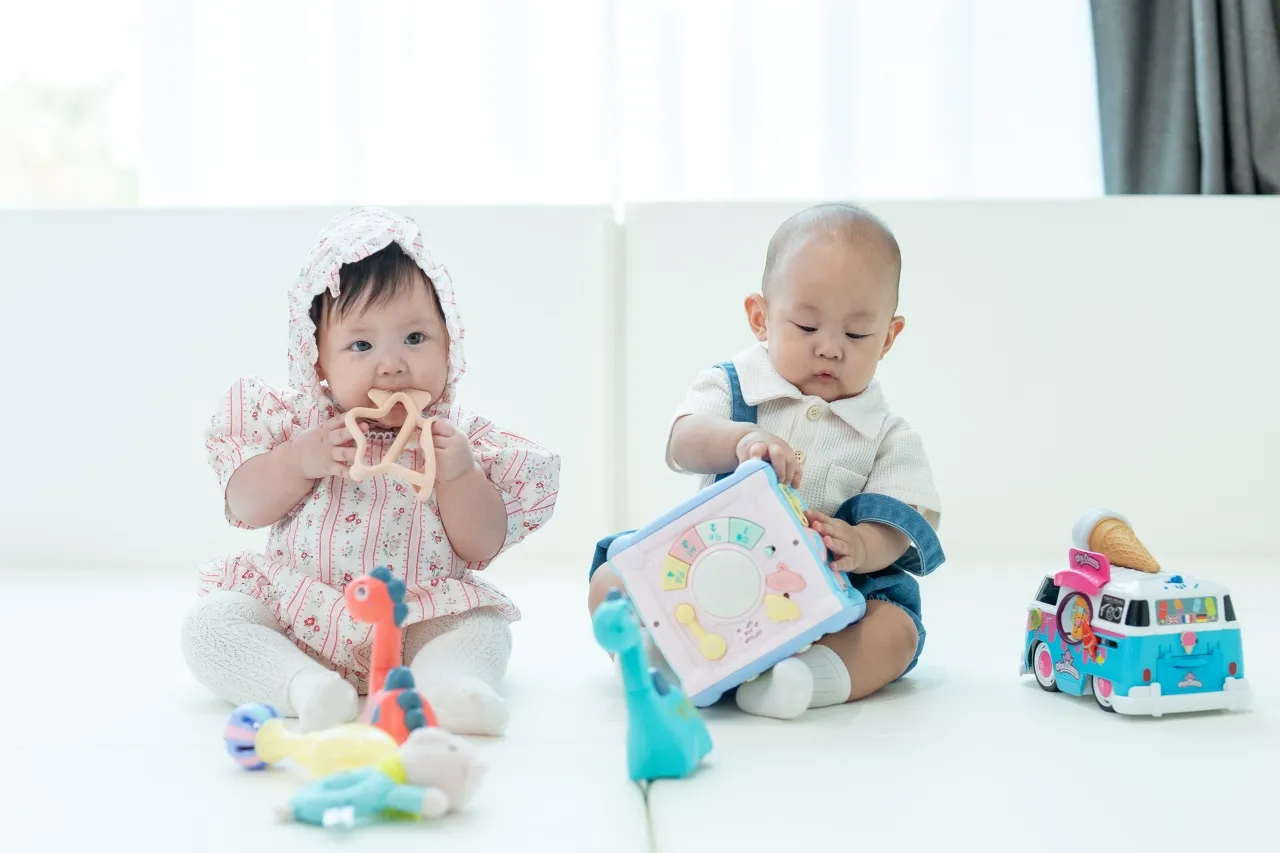 ส่องความน่ารัก น้องลิกก้า-น้องโรร่า ถ่ายแบบสุดคิ้วท์กับพ่อแดน แม่แพทตี้