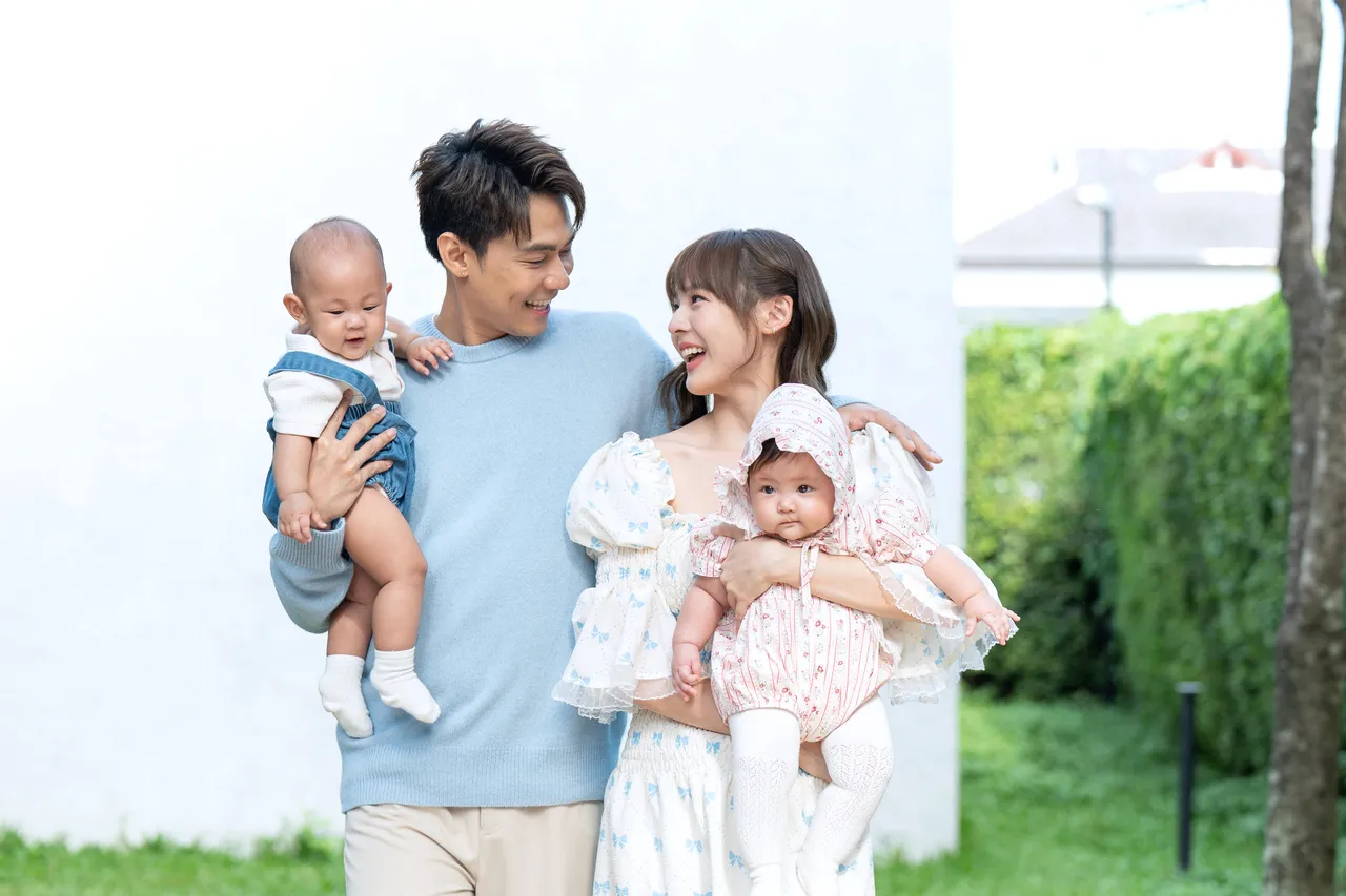 ส่องความน่ารัก น้องลิกก้า-น้องโรร่า ถ่ายแบบสุดคิ้วท์กับพ่อแดน แม่แพทตี้