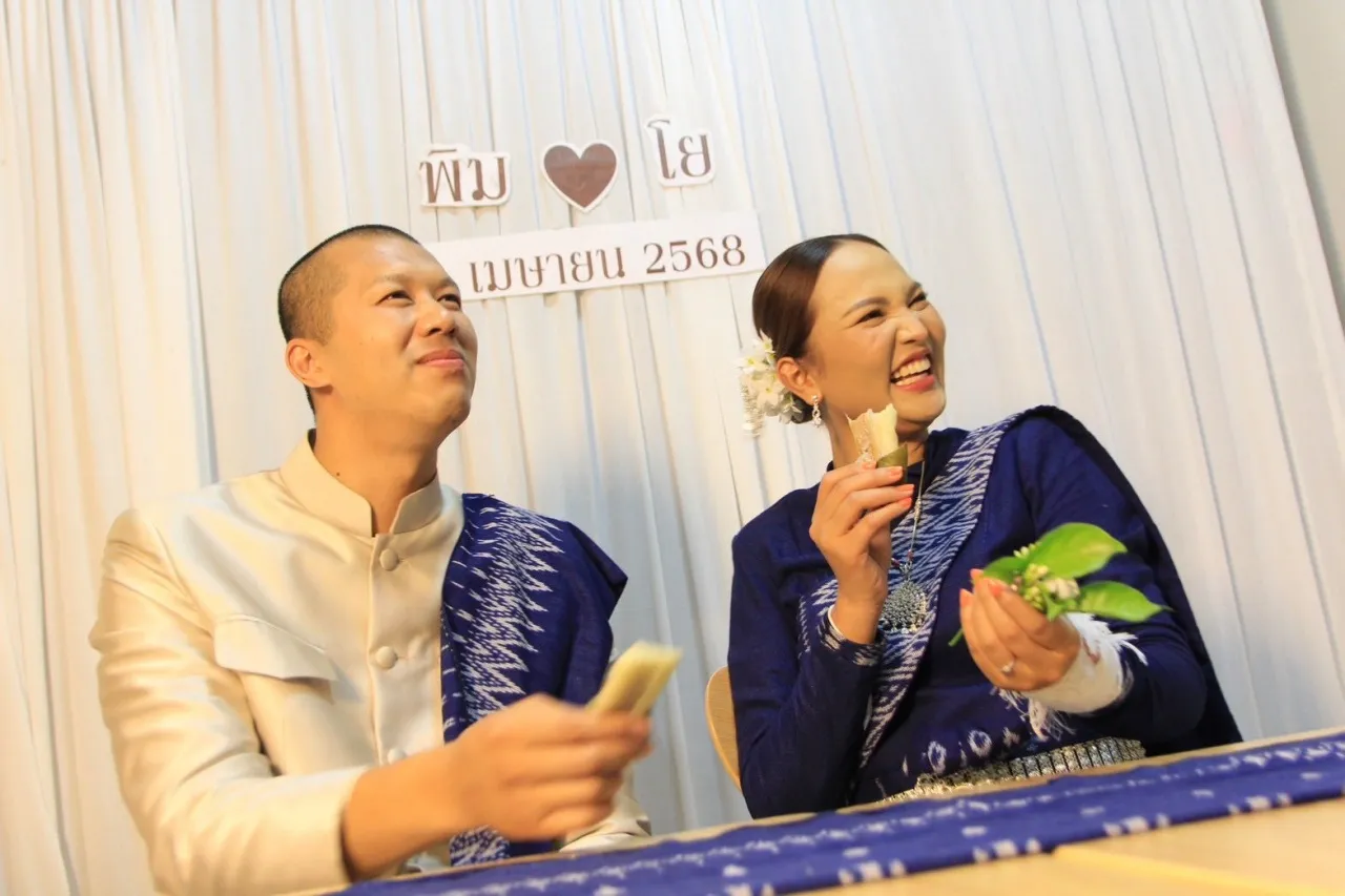 คนร่วมยินดี เอิ้นขวัญ วรัญญา นักร้องลูกทุ่ง 100 ล้านวิว เข้าพิธีหมั้นเรียบง่าย