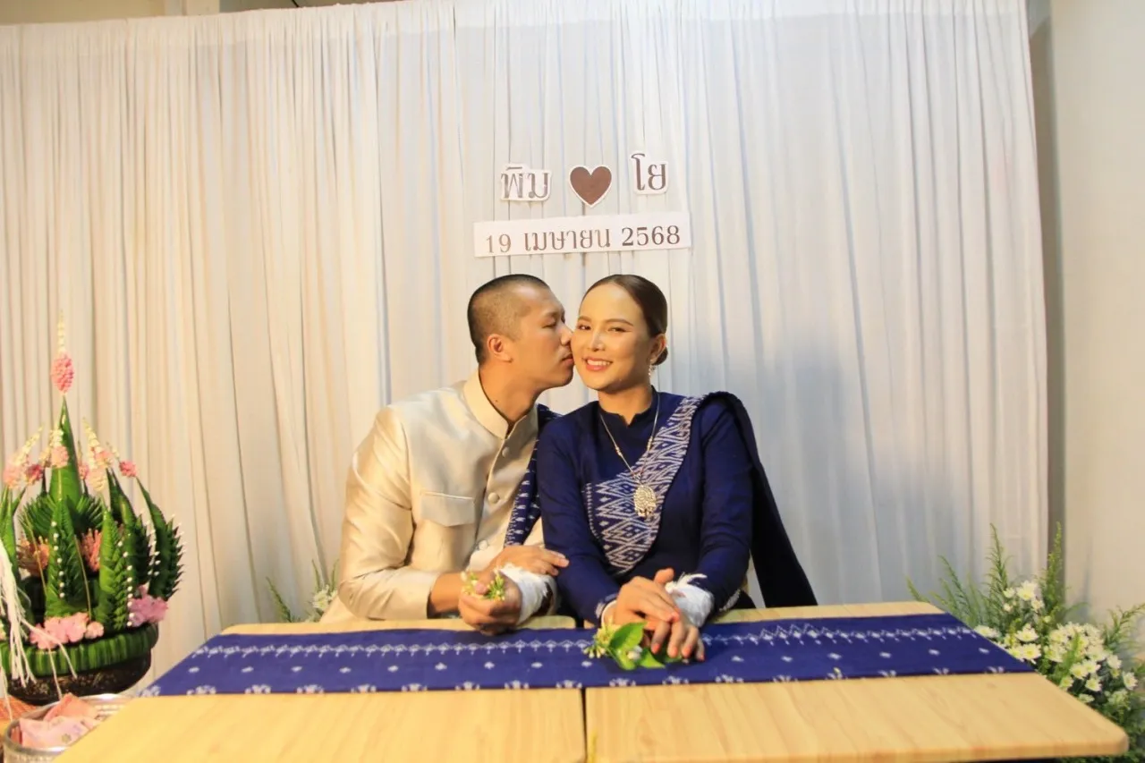 คนร่วมยินดี เอิ้นขวัญ วรัญญา นักร้องลูกทุ่ง 100 ล้านวิว เข้าพิธีหมั้นเรียบง่าย