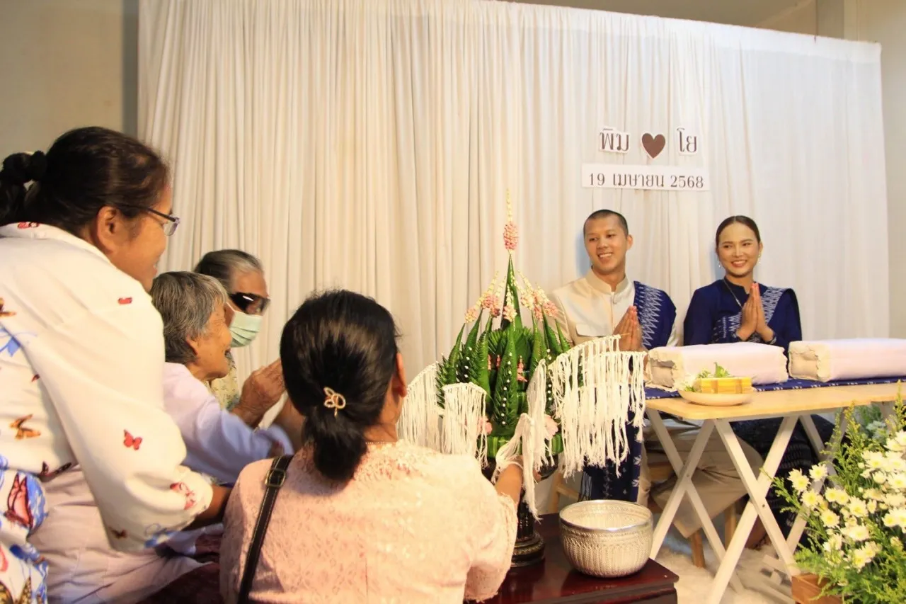 คนร่วมยินดี เอิ้นขวัญ วรัญญา นักร้องลูกทุ่ง 100 ล้านวิว เข้าพิธีหมั้นเรียบง่าย