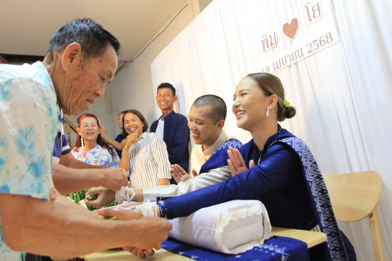 คนร่วมยินดี เอิ้นขวัญ วรัญญา นักร้องลูกทุ่ง 100 ล้านวิว เข้าพิธีหมั้นเรียบง่าย