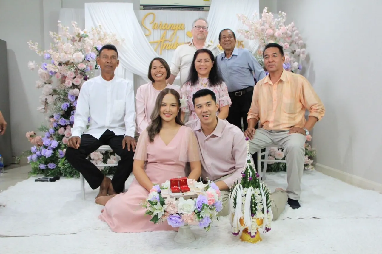 คนร่วมยินดี เอิ้นขวัญ วรัญญา นักร้องลูกทุ่ง 100 ล้านวิว เข้าพิธีหมั้นเรียบง่าย