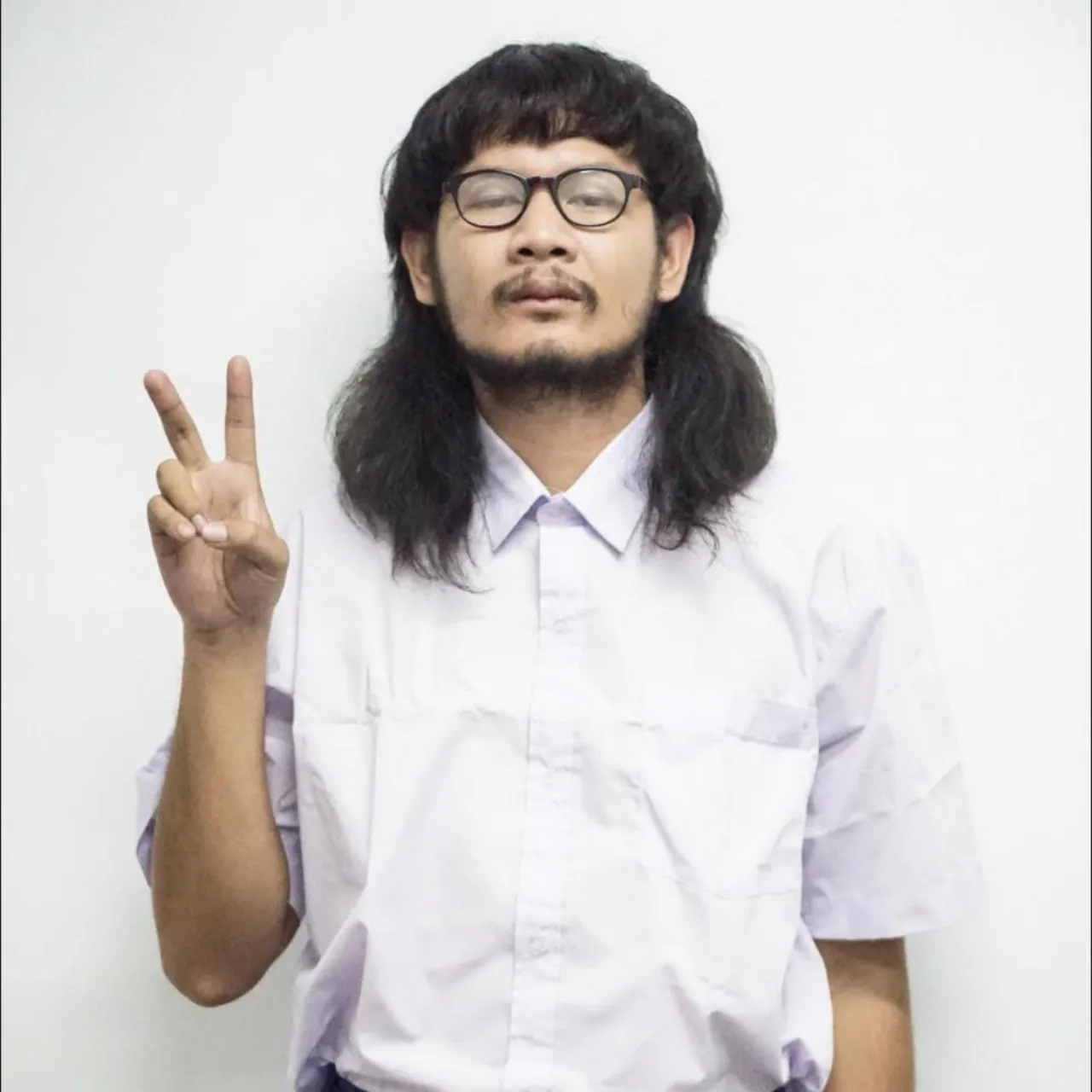 เปิดประวัติ ด้งเด้ง หรือ จ่าลอด พระเอกจักรวาลไทบ้าน ผู้มีทรงผมเป็นเอกลักษณ์