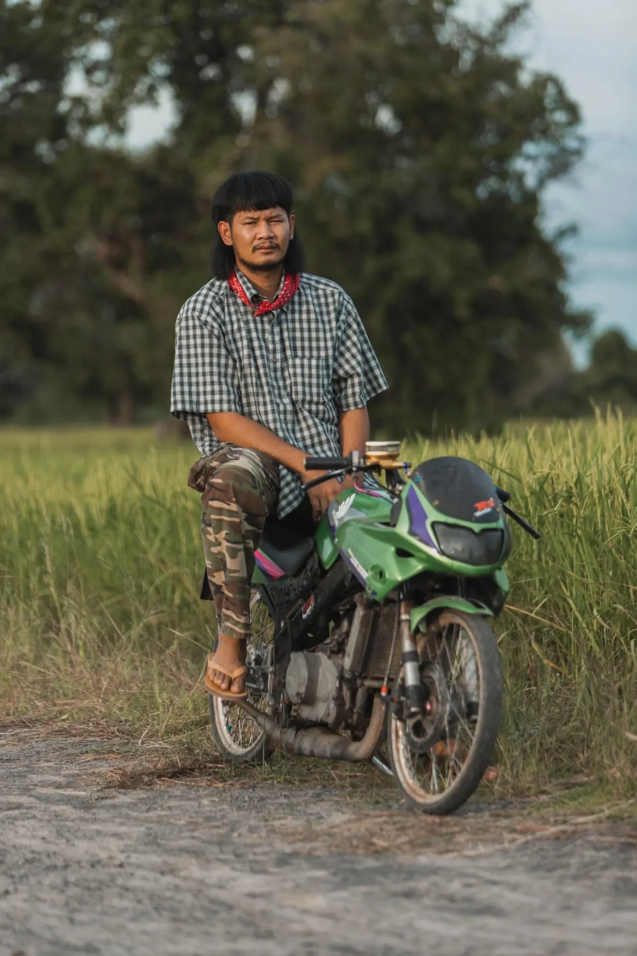 เปิดประวัติ ด้งเด้ง หรือ จ่าลอด พระเอกจักรวาลไทบ้าน ผู้มีทรงผมเป็นเอกลักษณ์