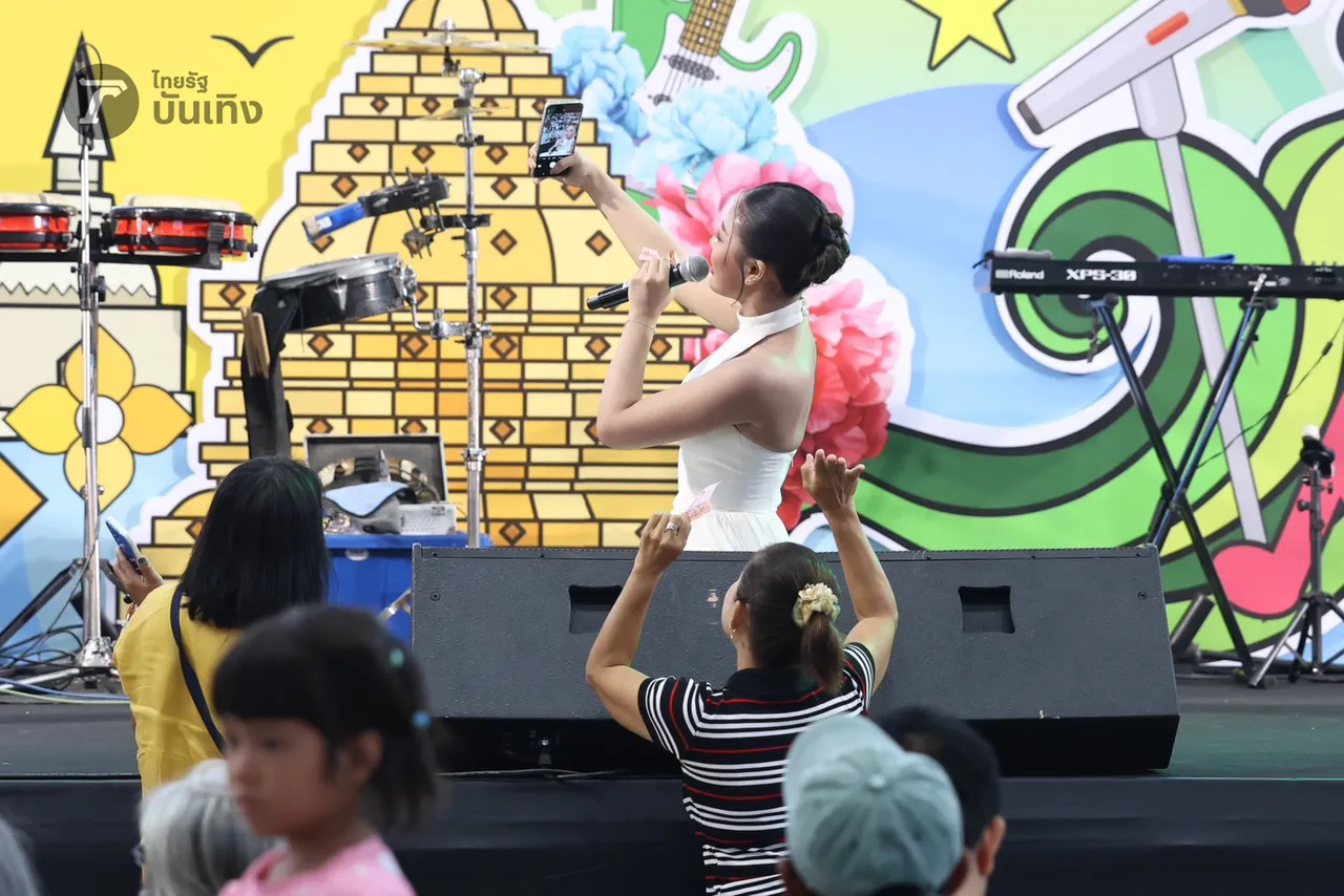 ยูกิ ไหทองคำ แจกความสดใส และเสียงเพลงเพราะๆ บรรดาแม่ๆ ม่วนจอยลุกฟ้อนหน้าเวที