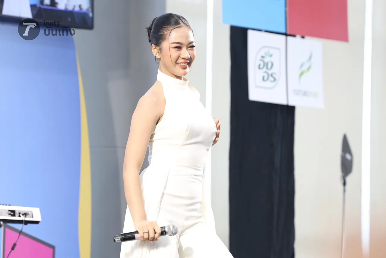 ยูกิ ไหทองคำ แจกความสดใส และเสียงเพลงเพราะๆ บรรดาแม่ๆ ม่วนจอยลุกฟ้อนหน้าเวที