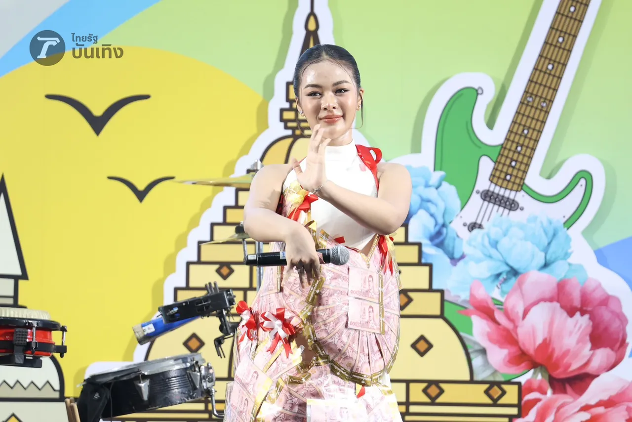 ยูกิ ไหทองคำ แจกความสดใส และเสียงเพลงเพราะๆ บรรดาแม่ๆ ม่วนจอยลุกฟ้อนหน้าเวที