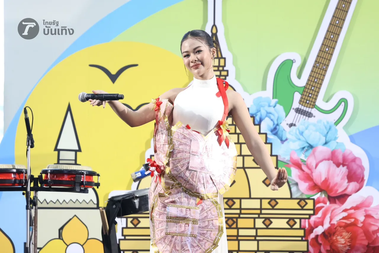 ยูกิ ไหทองคำ แจกความสดใส และเสียงเพลงเพราะๆ บรรดาแม่ๆ ม่วนจอยลุกฟ้อนหน้าเวที