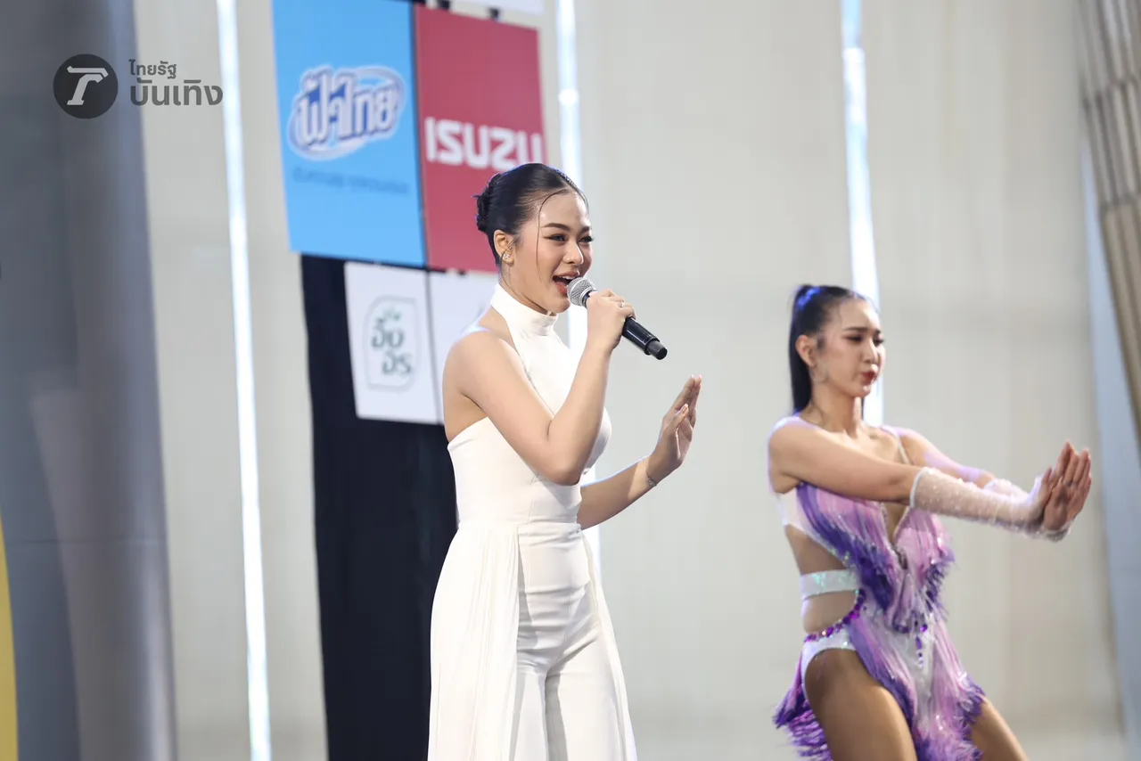 ยูกิ ไหทองคำ แจกความสดใส และเสียงเพลงเพราะๆ บรรดาแม่ๆ ม่วนจอยลุกฟ้อนหน้าเวที