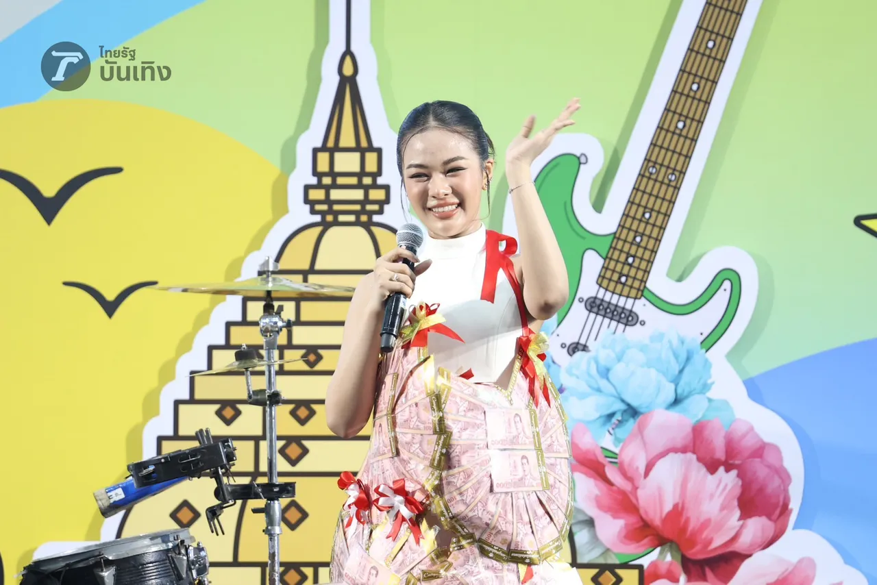 ยูกิ ไหทองคำ แจกความสดใส และเสียงเพลงเพราะๆ บรรดาแม่ๆ ม่วนจอยลุกฟ้อนหน้าเวที