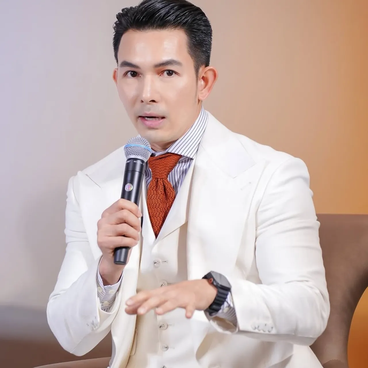 อั้ม อธิชาติ ตอบชัดสถานะ เมย์ วาสนา หลังถูกจับตา เผย มดดำ รู้เรื่องมาตั้งแต่ต้น