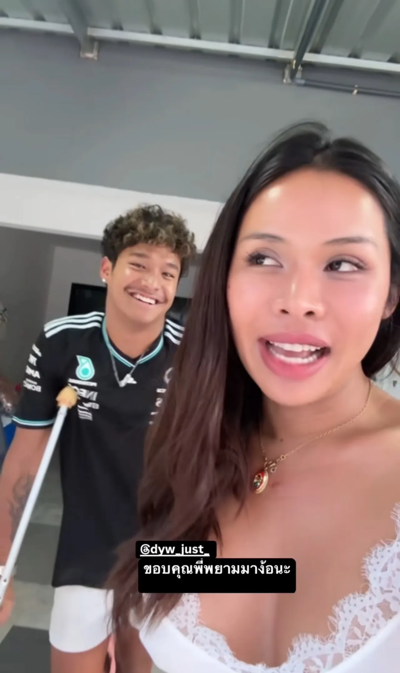 ฉลามจัส มาในสภาพขาหัก พยายามง้อ มิกซ์ เฉลิมศรี แต่ตัดสินใจแล้วเป็นแค่เพื่อน