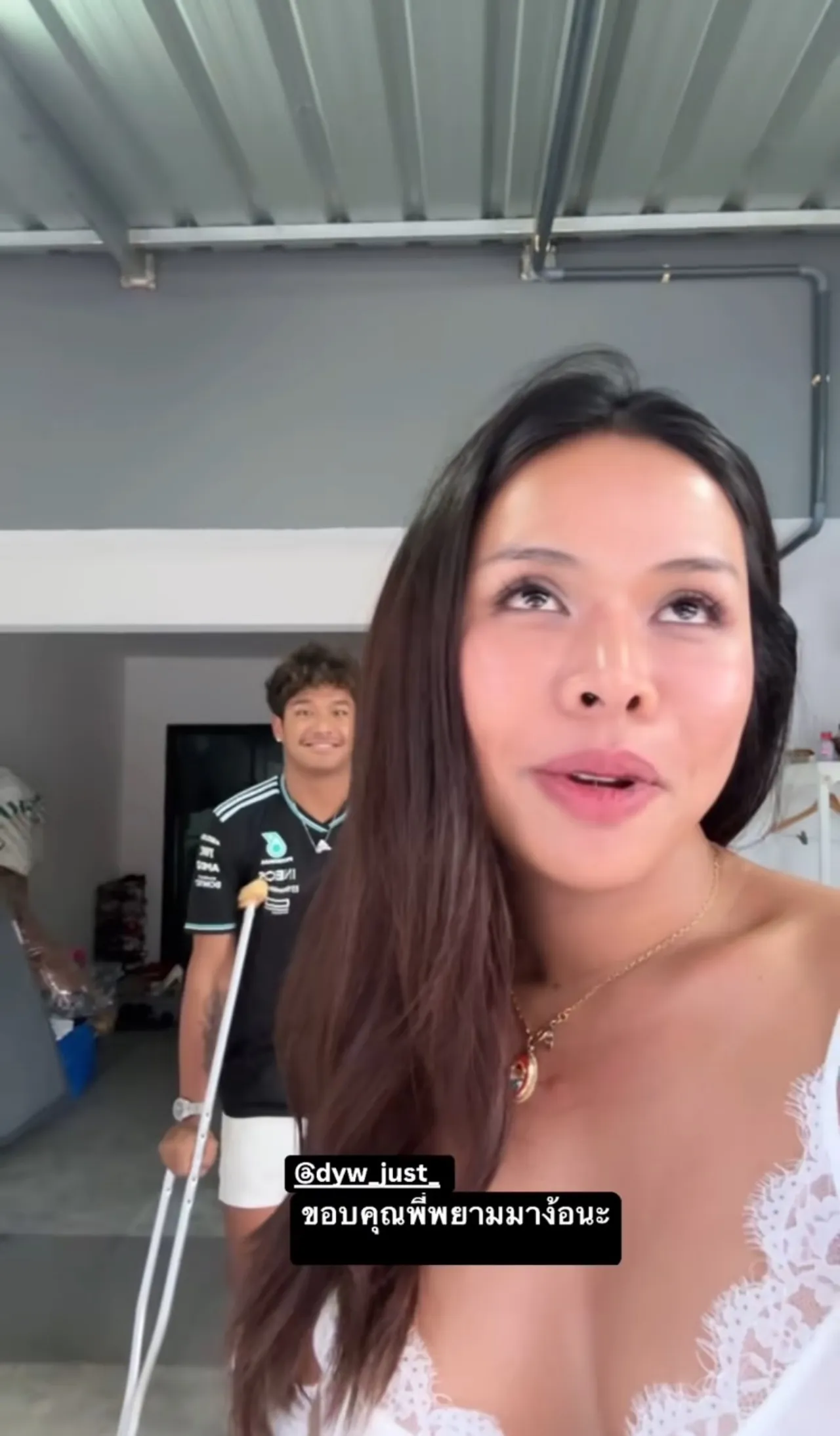 ฉลามจัส มาในสภาพขาหัก พยายามง้อ มิกซ์ เฉลิมศรี แต่ตัดสินใจแล้วเป็นแค่เพื่อน