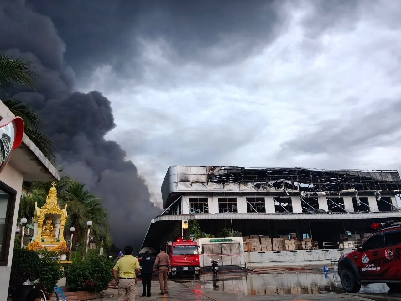 ไฟไหม้โกดังย่านลาดกระบัง เจ้าหน้าที่เร่งควบคุมสถานการณ์ ค่าเสียหายยังประเมินไม่ได้