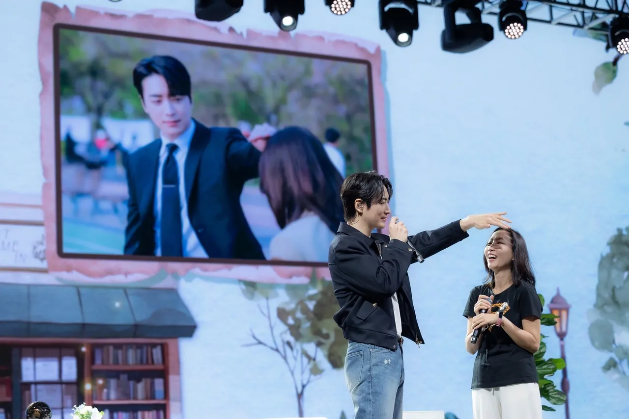 อีจุนฮยอก เสิร์ฟโมเมนต์สุดหวาน ทำซีอีโอคังสาขาไทยยิ้มแก้มปริ 