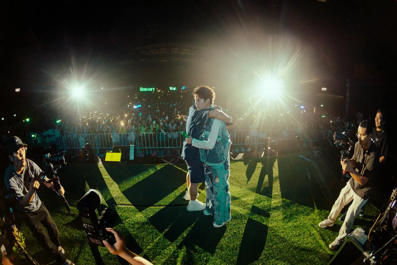 ชมช็อต นุ๊ก ธนดล มอบรถสปอร์ต-สร้อยข้อมือหรูให้ ป๊ายปาย โอริโอ้ FC ฮ็อบกันทั้งด้อม
