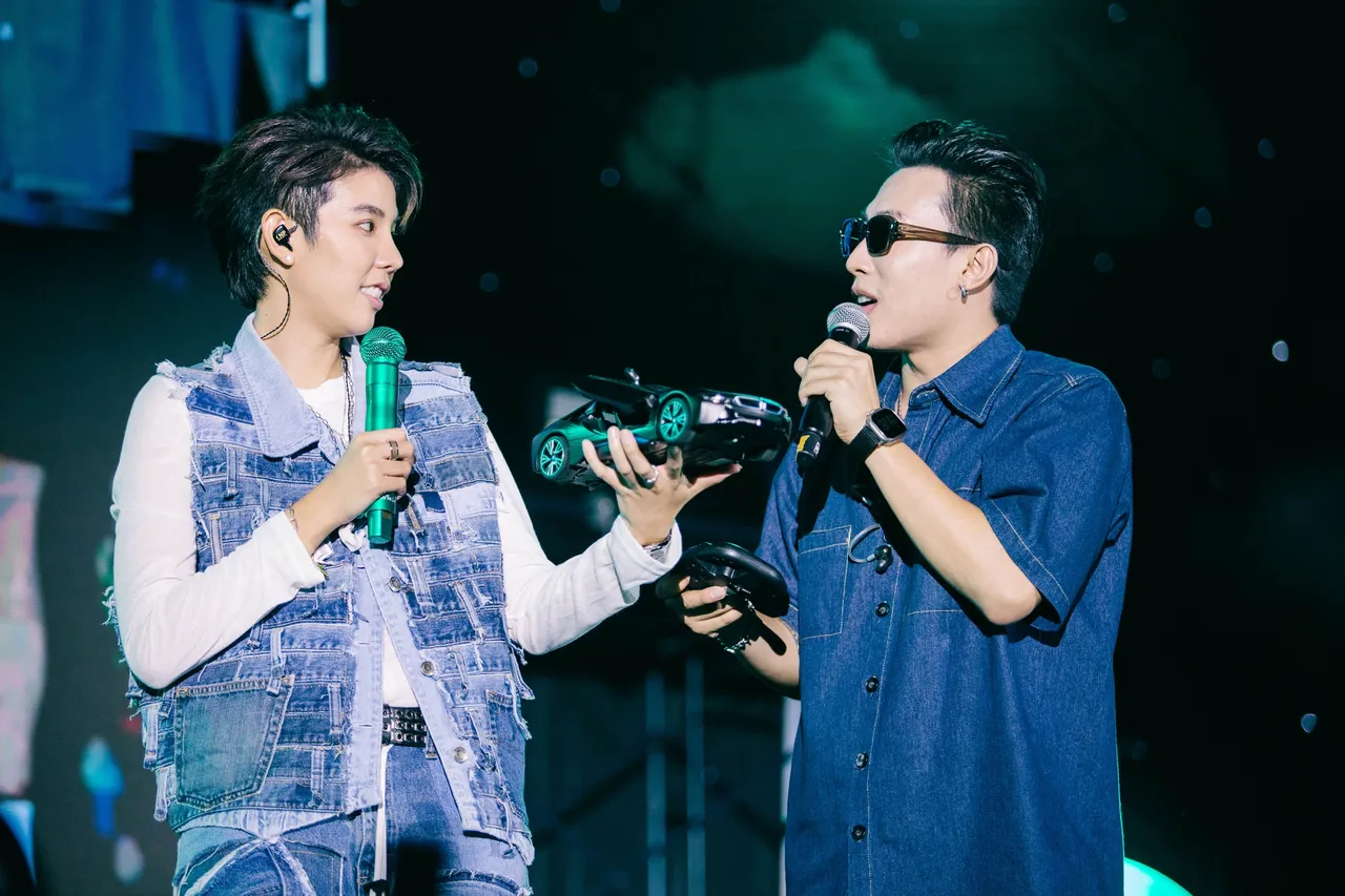 ชมช็อต นุ๊ก ธนดล มอบรถสปอร์ต-สร้อยข้อมือหรูให้ ป๊ายปาย โอริโอ้ FC ฮ็อบกันทั้งด้อม
