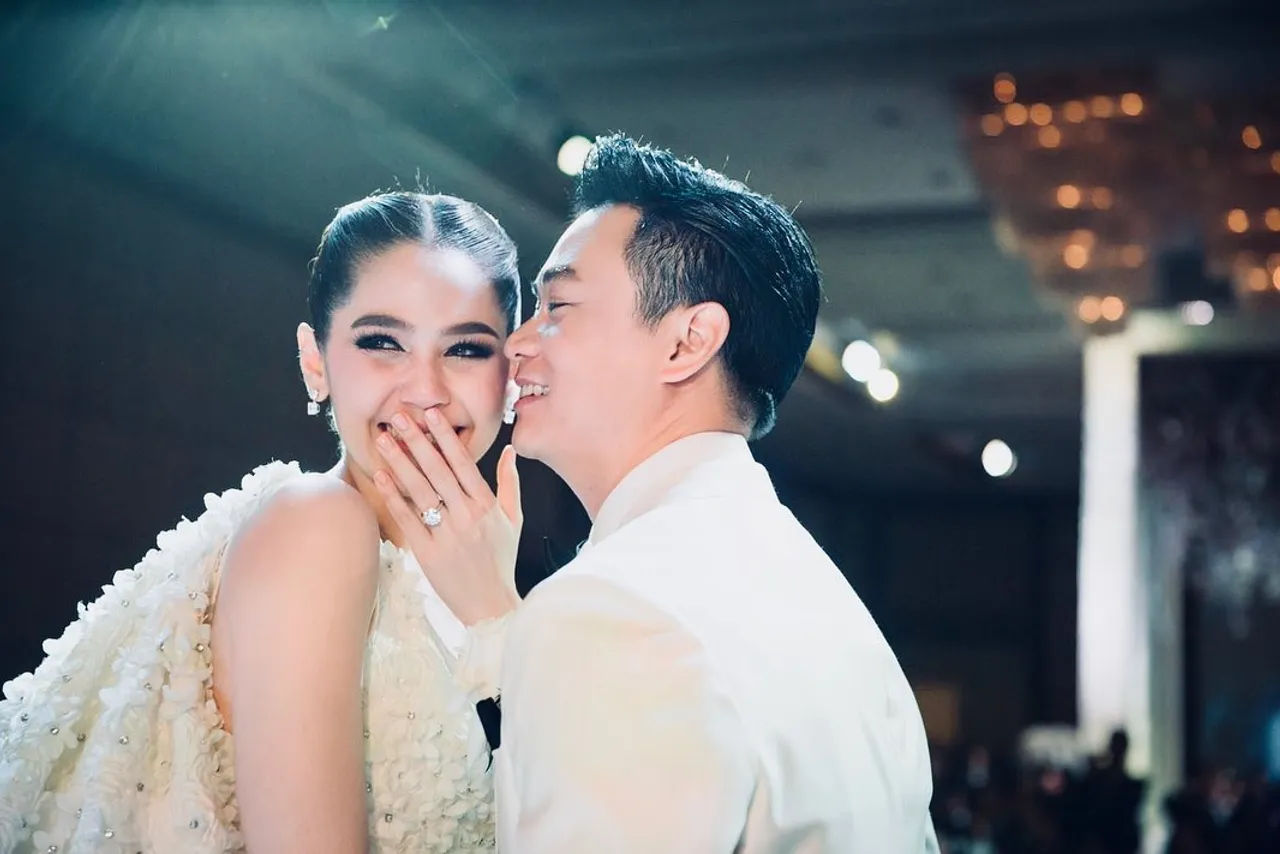 ชมพู่ อารยา เผยเวลาผ่านไปไวมาก ครบรอบแต่งงาน 10 ปี สุดแฮปปี้ นัดสามีอีก 2 ปีค่อยจัดงาน