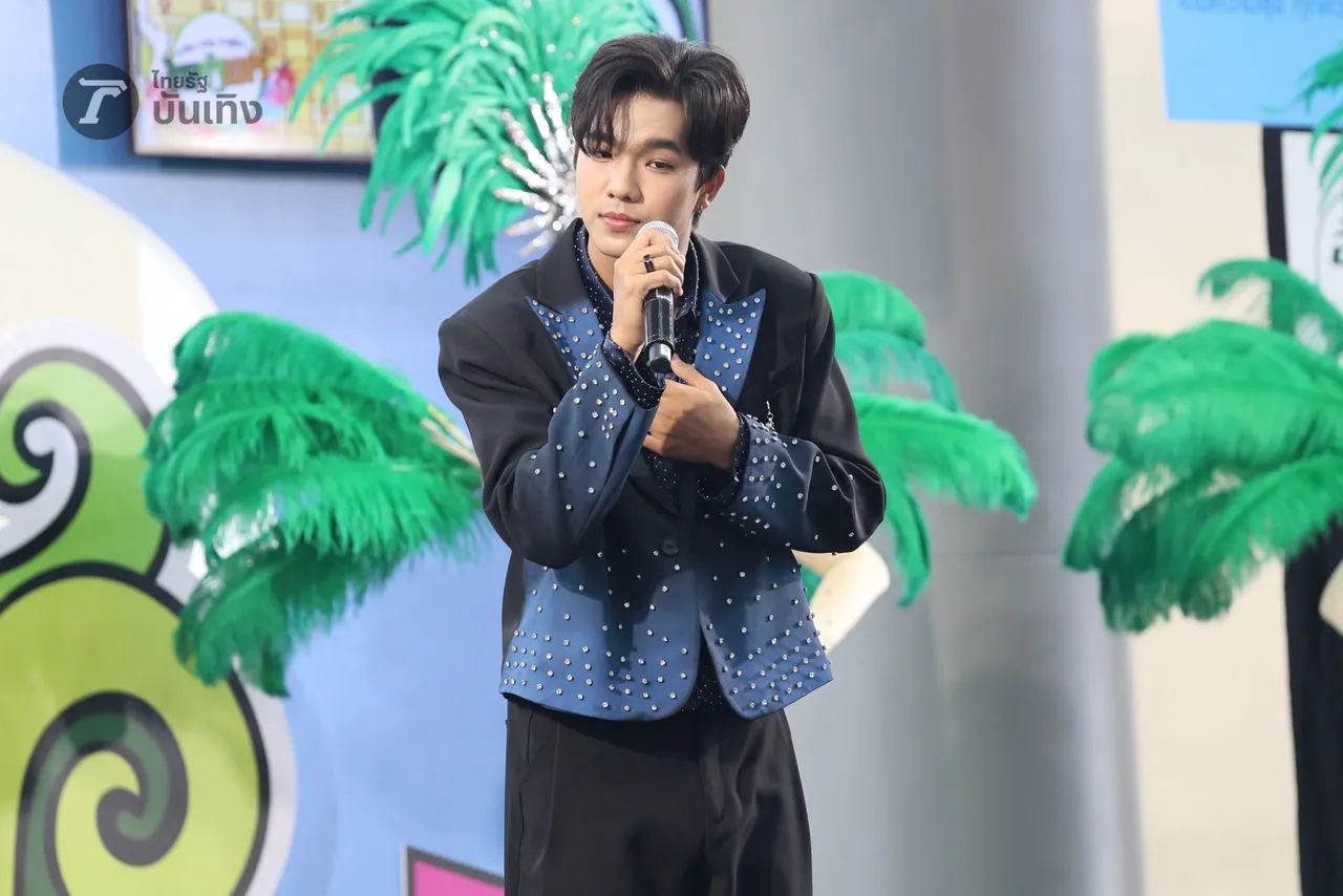  เพชร คฑาวุธ เสิร์ฟความสนุก เหล่าแม่ยกสุดฟิน ลุกขึ้นม่วนจอยหน้าเวที