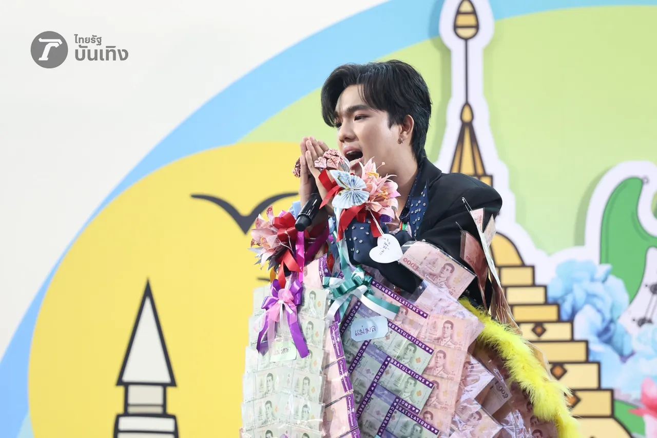  เพชร คฑาวุธ เสิร์ฟความสนุก เหล่าแม่ยกสุดฟิน ลุกขึ้นม่วนจอยหน้าเวที