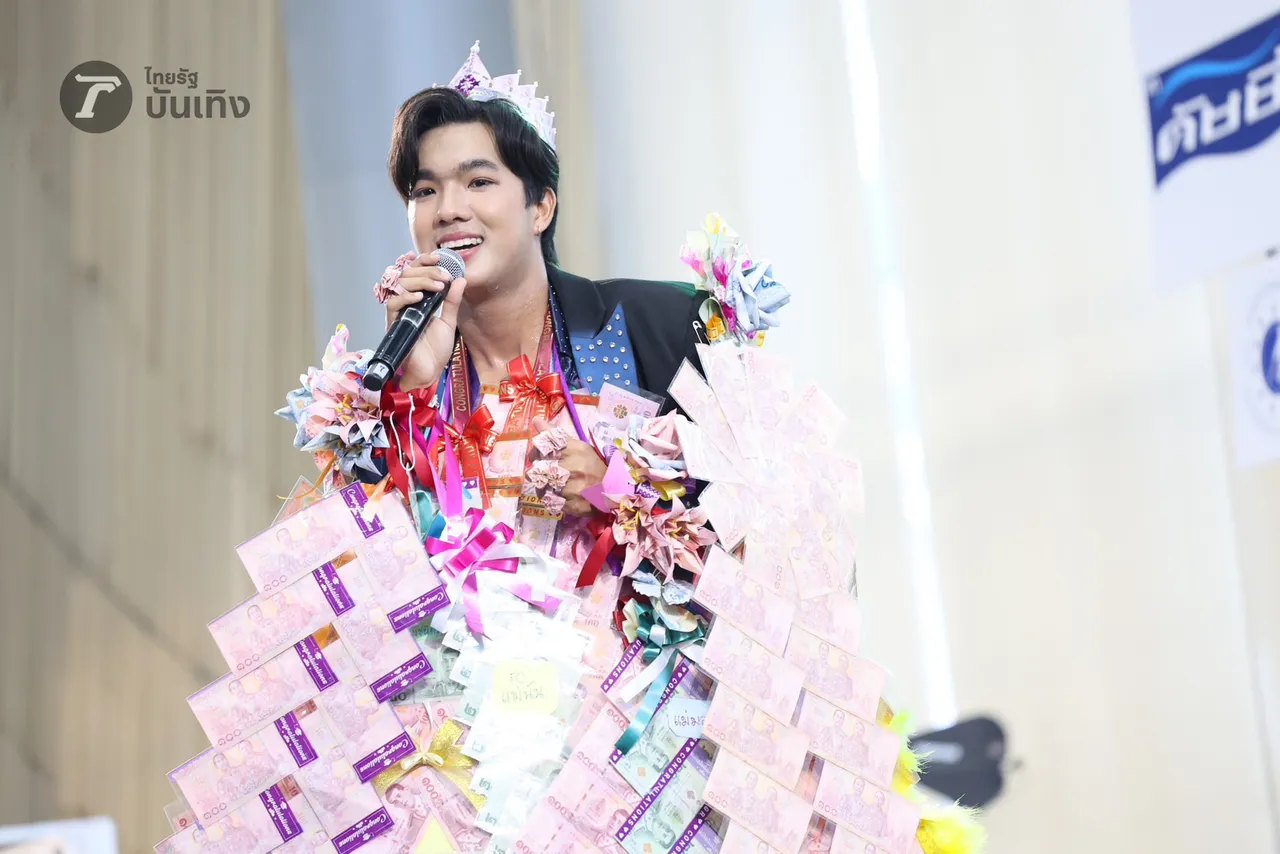  เพชร คฑาวุธ เสิร์ฟความสนุก เหล่าแม่ยกสุดฟิน ลุกขึ้นม่วนจอยหน้าเวที