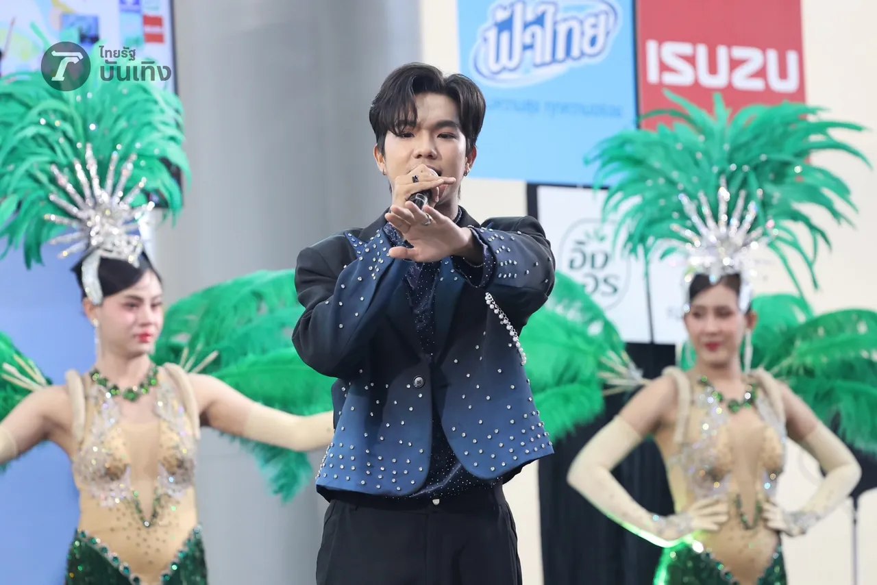  เพชร คฑาวุธ เสิร์ฟความสนุก เหล่าแม่ยกสุดฟิน ลุกขึ้นม่วนจอยหน้าเวที