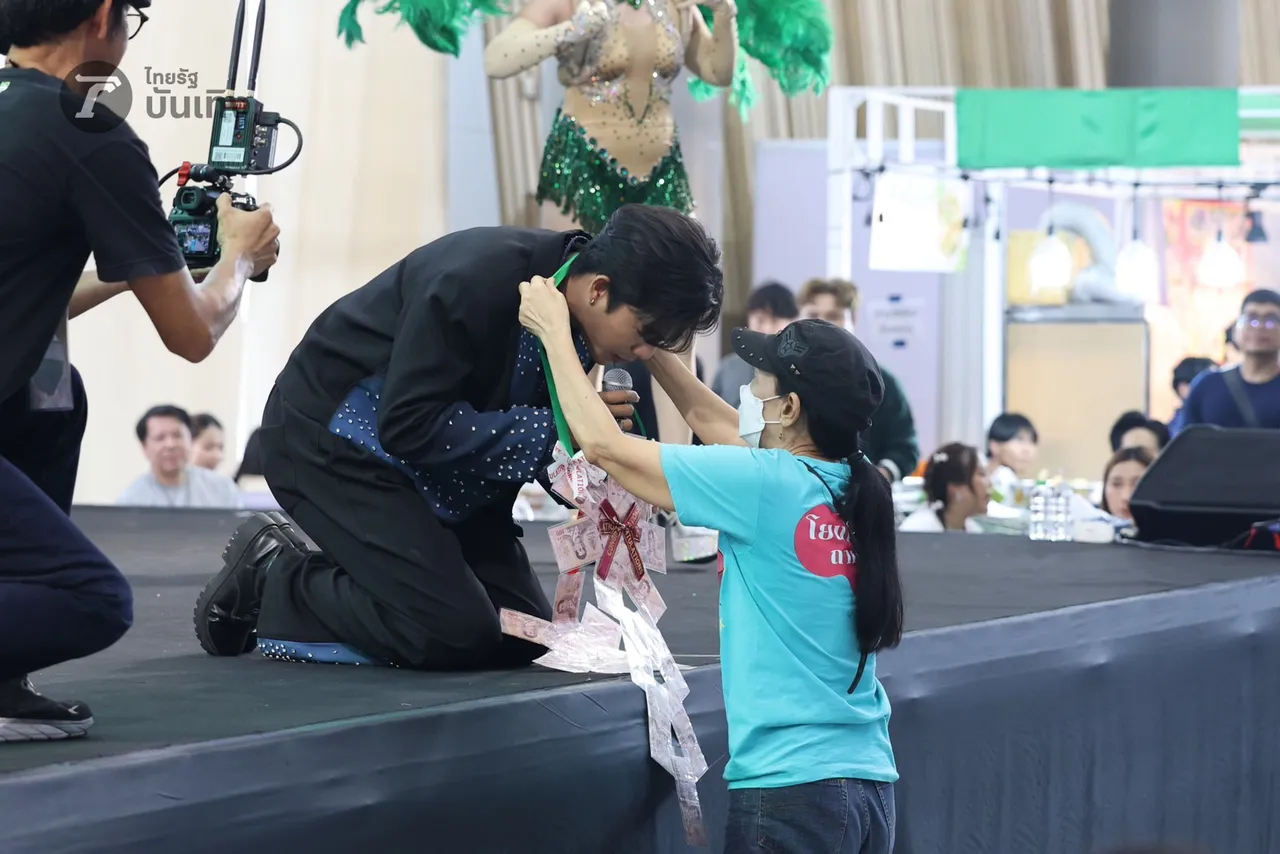  เพชร คฑาวุธ เสิร์ฟความสนุก เหล่าแม่ยกสุดฟิน ลุกขึ้นม่วนจอยหน้าเวที