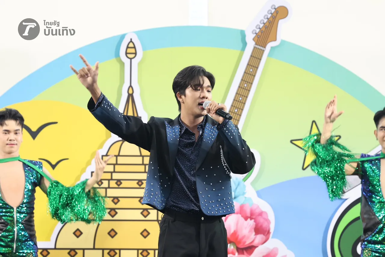  เพชร คฑาวุธ เสิร์ฟความสนุก เหล่าแม่ยกสุดฟิน ลุกขึ้นม่วนจอยหน้าเวที