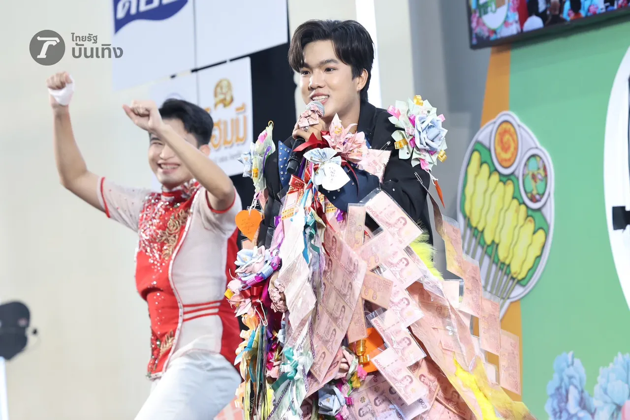  เพชร คฑาวุธ เสิร์ฟความสนุก เหล่าแม่ยกสุดฟิน ลุกขึ้นม่วนจอยหน้าเวที