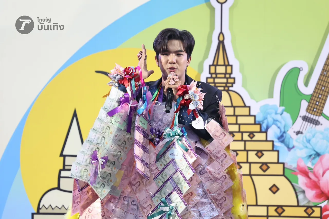  เพชร คฑาวุธ เสิร์ฟความสนุก เหล่าแม่ยกสุดฟิน ลุกขึ้นม่วนจอยหน้าเวที