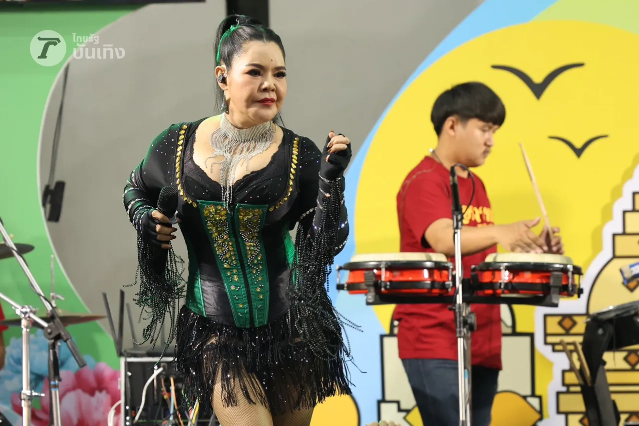 ฮาย อาภาพร จัดหนักไม่มีกั๊ก จับไมค์ร้องเพลงเสิร์ฟความสนุกในงานไทยรัฐแฟร์ 