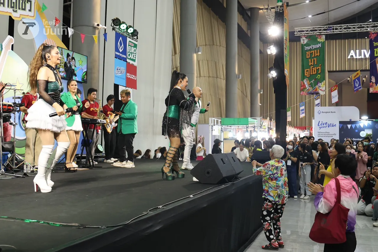 ฮาย อาภาพร จัดหนักไม่มีกั๊ก จับไมค์ร้องเพลงเสิร์ฟความสนุกในงานไทยรัฐแฟร์ 