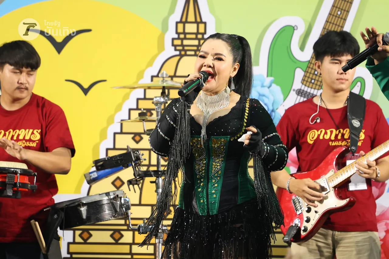 ฮาย อาภาพร จัดหนักไม่มีกั๊ก จับไมค์ร้องเพลงเสิร์ฟความสนุกในงานไทยรัฐแฟร์ 