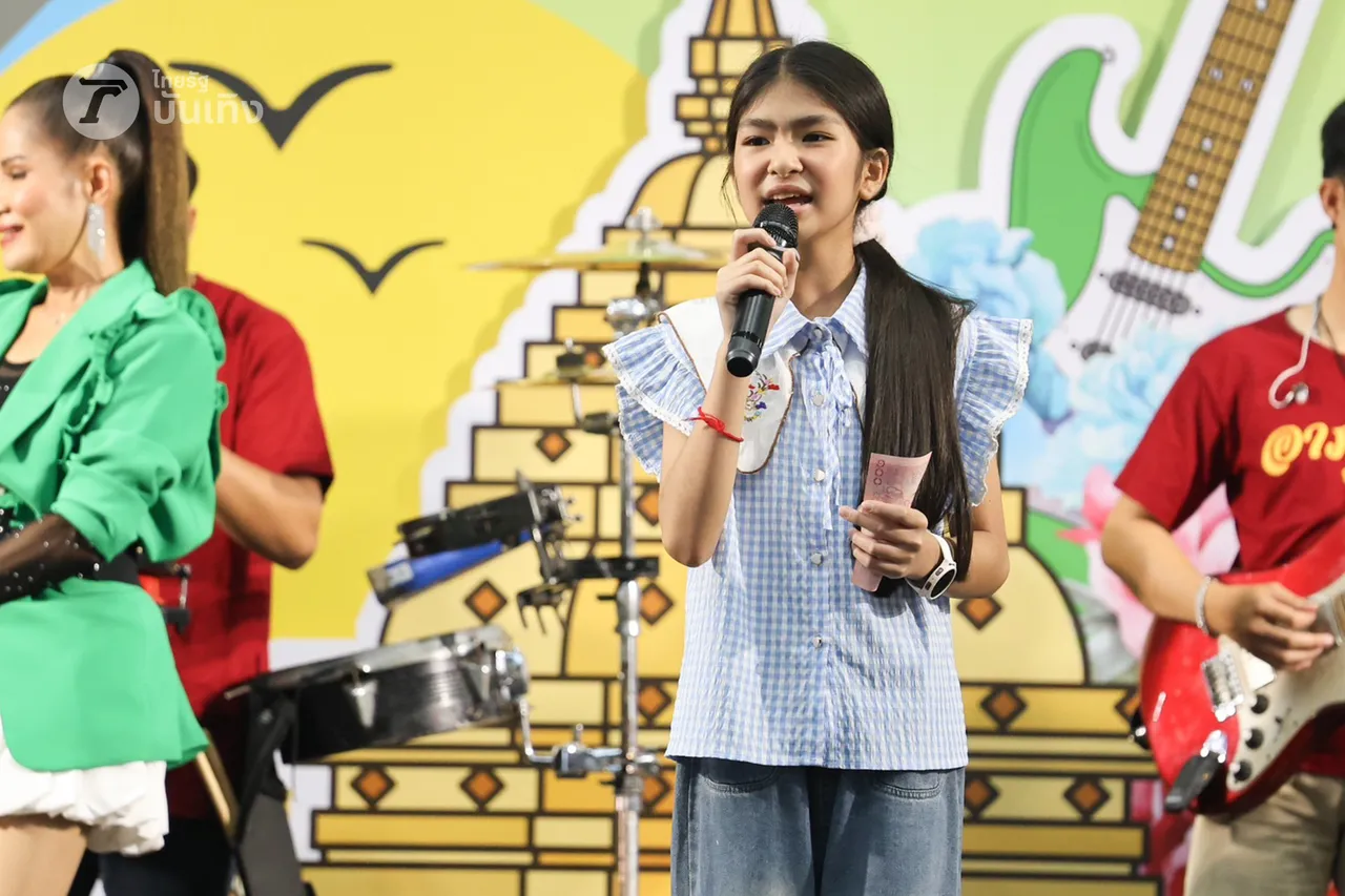 ฮาย อาภาพร จัดหนักไม่มีกั๊ก จับไมค์ร้องเพลงเสิร์ฟความสนุกในงานไทยรัฐแฟร์ 