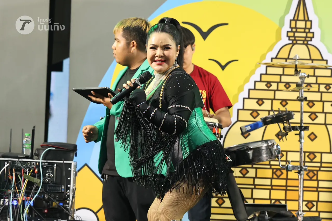 ฮาย อาภาพร จัดหนักไม่มีกั๊ก จับไมค์ร้องเพลงเสิร์ฟความสนุกในงานไทยรัฐแฟร์ 