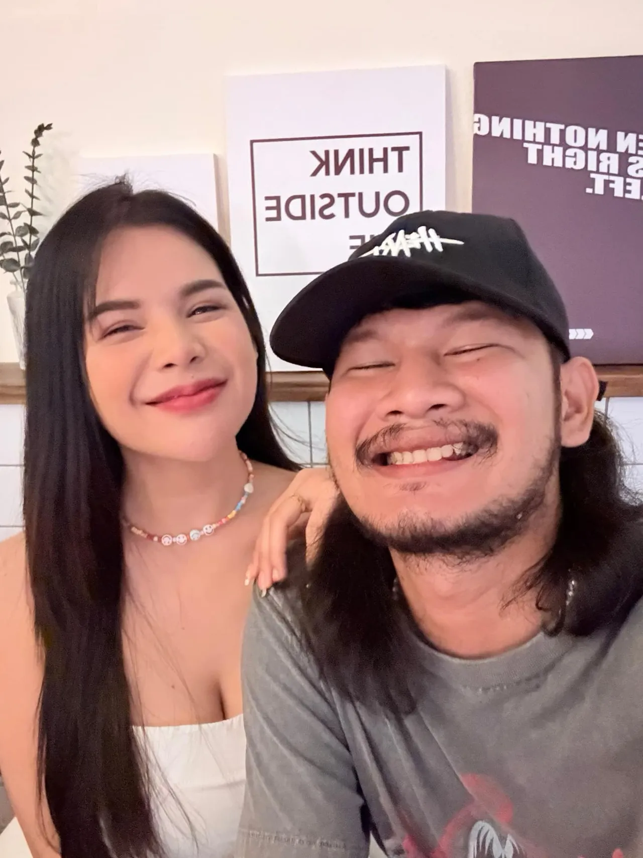 ภรรยา ด้งเด้ง เผยภาพจับมือกับสามี เป็นสัญญาณที่ดีเพื่อนๆ แฟนๆ ส่งกำลังใจล้นหลาม