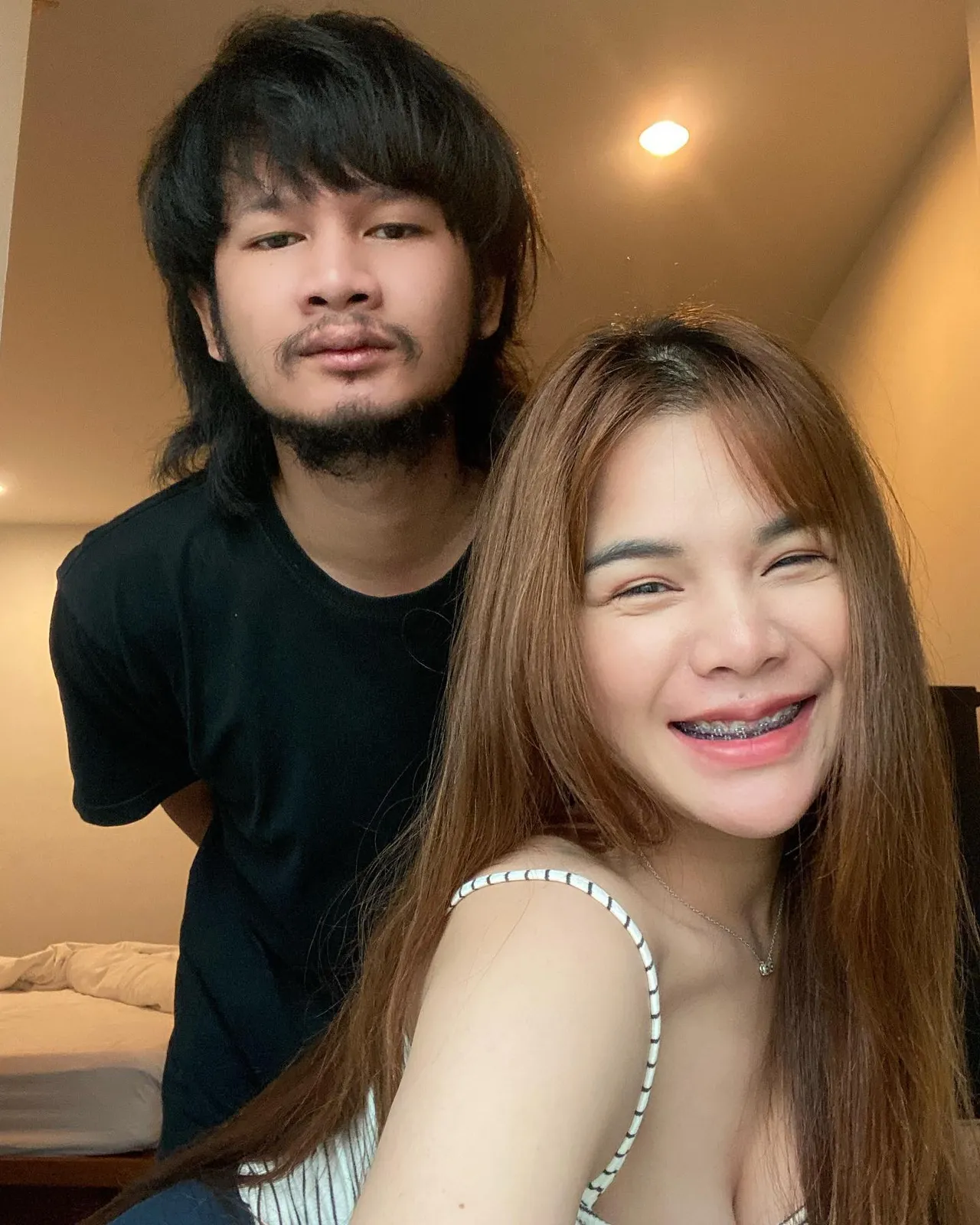 ภรรยา ด้งเด้ง เผยภาพจับมือกับสามี เป็นสัญญาณที่ดีเพื่อนๆ แฟนๆ ส่งกำลังใจล้นหลาม