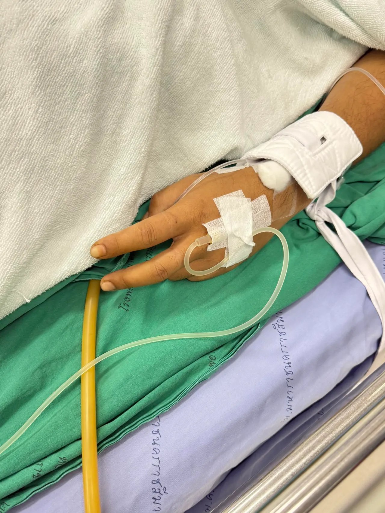 ภรรยา ด้งเด้ง เผยภาพจับมือกับสามี เป็นสัญญาณที่ดีเพื่อนๆ แฟนๆ ส่งกำลังใจล้นหลาม