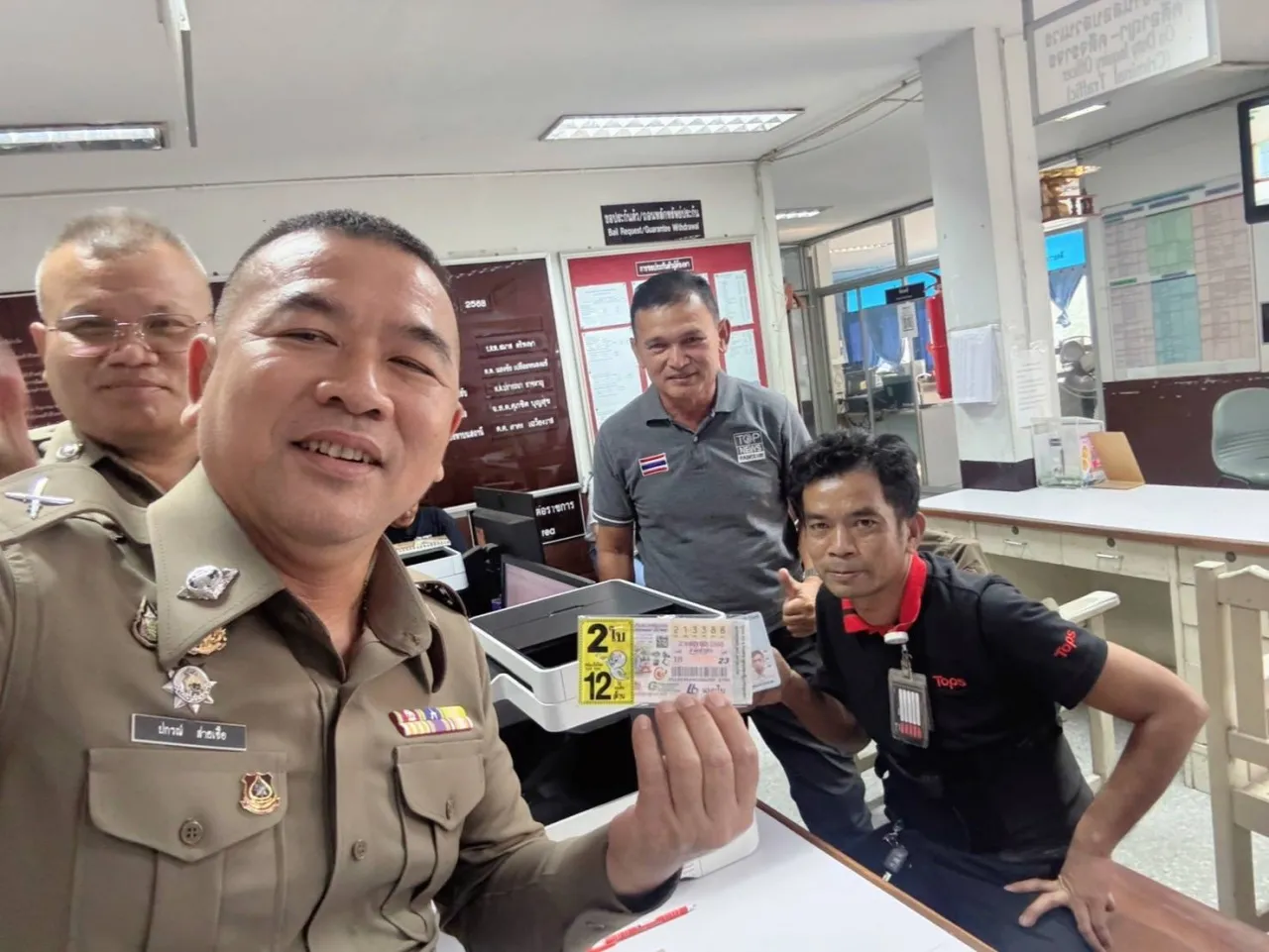พนักงานห้างดวงเฮง ซื้อ พ.ศ.เกิดคุณตาที่ฝันเห็น ถูกรางวัลที่ 1 รับ 12 ล้าน
