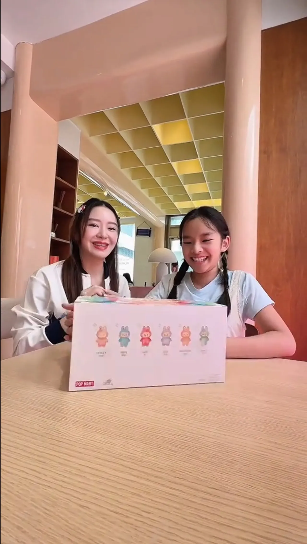 สงกรานต์ โพสต์คลิปโมเมนต์น่ารัก รีวิวกล่องจุ่มตุ๊กตากับ น้องปีใหม่-มายด์ (คลิป)