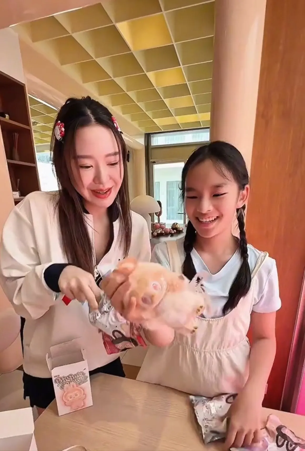 สงกรานต์ โพสต์คลิปโมเมนต์น่ารัก รีวิวกล่องจุ่มตุ๊กตากับ น้องปีใหม่-มายด์ (คลิป)