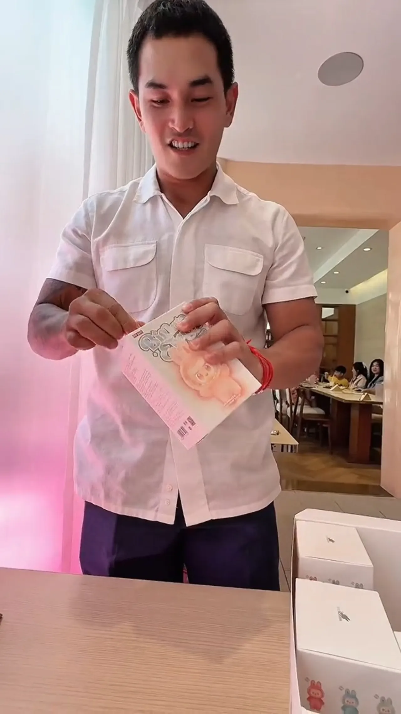 สงกรานต์ โพสต์คลิปโมเมนต์น่ารัก รีวิวกล่องจุ่มตุ๊กตากับ น้องปีใหม่-มายด์ (คลิป)